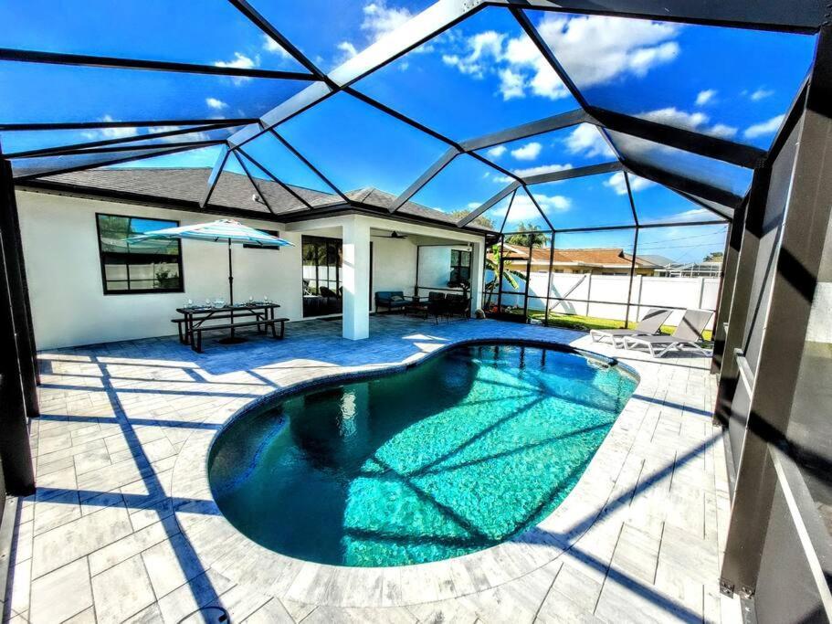 Blue Door Retreat - Luxury Pool Home - Sleeps 8 Cape Coral Exterior foto